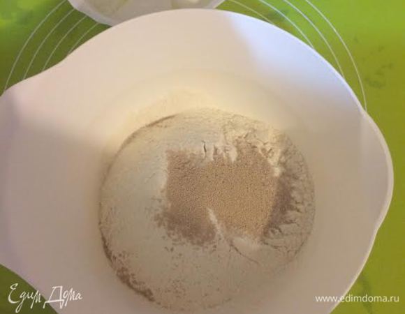 Тесто: в миску просеять 500 г муки, добавить дрожжи, соль, сахар и перемешать.