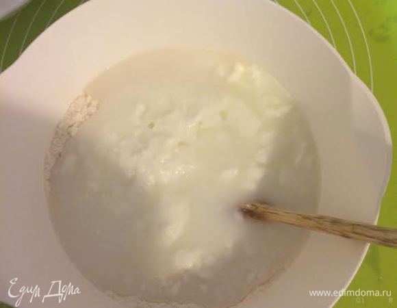Смешать теплое мацони (можно заменить кефиром 3.2%) с теплой водой и добавить к муке, перемешать.