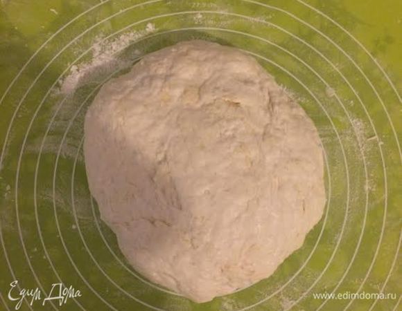 Замесить тесто, постепенно добавляя оливковое масло. Тесто должно получиться мягкое. Муки может уйти чуть больше. Накрыть пленкой и салфеткой, оставить на 1.5 часа. Спустя 1.5 часа обмять тесто и дать постоять еще 30 минут.