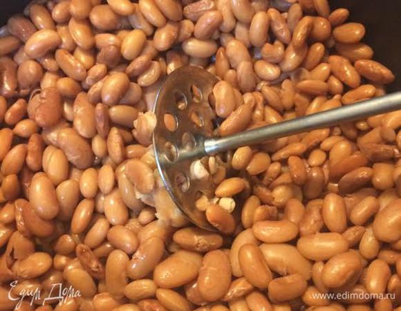 Начинка: отварить фасоль, бульон перелить в миску, он нам понадобится. Фасоль размять.