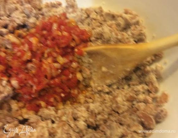 Лук и томатную пасту потушить. Добавить к фасоли.