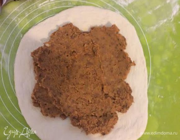 Колобок слегка раскатать, выложить начинку.