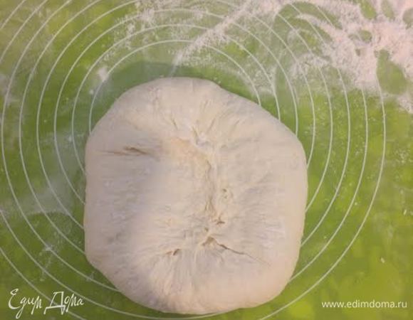 Cоединить края теста, защипить и перевернуть швом вниз.