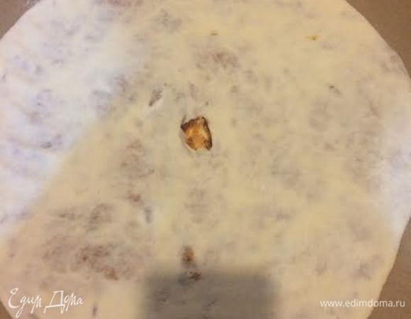 Противень застелить бумагой для выпечки,переложить на него лобиани и аккуратно раскатать чтобы лепешка стала плоской 1-1.5 см. В середине сделать дырочку.