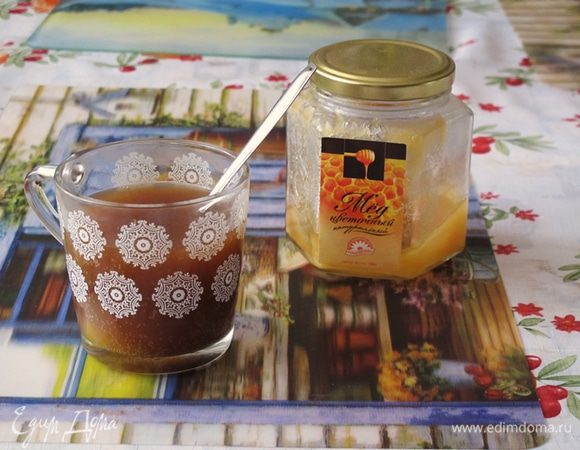 Квас слегка нагреть и размешать в нем мед. Вылить в миску.