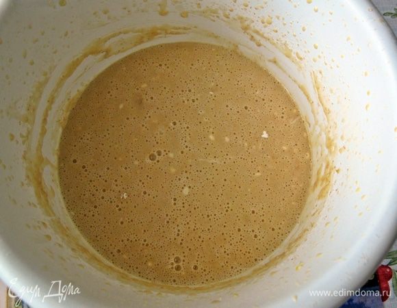 Добавить яйца, сахар, сметану, растительное масло и взбить миксером до растворения сахара.