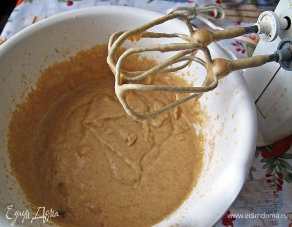 Смешать два вида муки с разрыхлителем. Продолжая взбивать, всыпаем муку, добавляем изюм. Тесто должно быть по консистенции, как густая сметана.