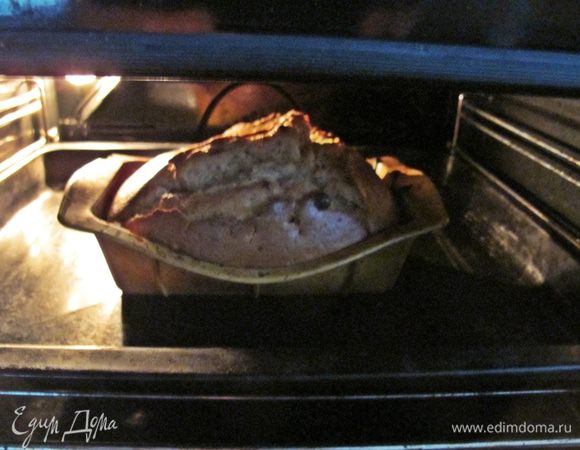 А теперь выбираем форму, в которой будем печь. Тут я допустила стратегический просчет, взяв силиконовую форму не очень большого объема. Я не учла, что тесто очень сильно поднимется, его буквально распирает в процессе выпечки. Поэтому лучше взять металлическую форму и смазать ее растительным маслом.
Выпекаем 40 минут при 160°С. Готовность проверяем лучинкой.