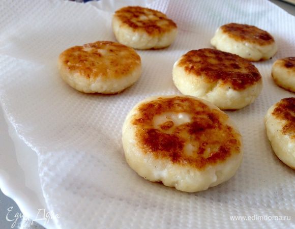 Сформировать небольшие сырники и обжарить с двух сторон на небольшом количестве растительного масла. Переложить сырники на бумажное полотенце.