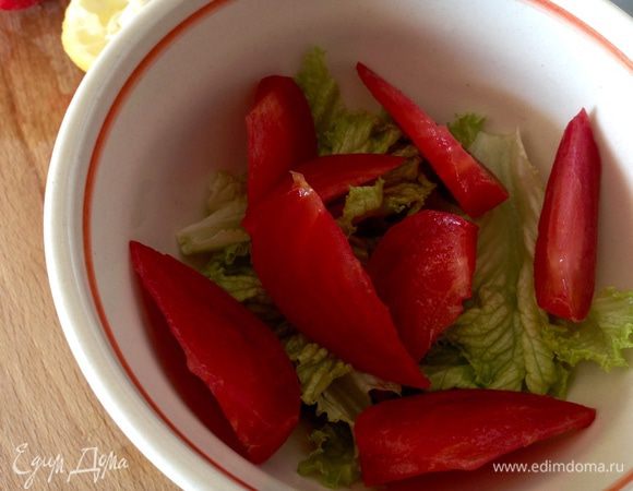 Помидор вымыть, нарезать дольками и выложить поверх салата.