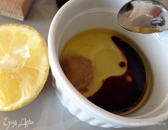 Для заправки: смешать растительное (оливковое) масло, соевый соус, горчицу и сок лимона.