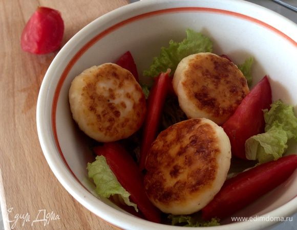 Затем в тарелки выложить сырники и полить заправкой. Посыпать зеленым луком, зеленью и подавать к столу.
