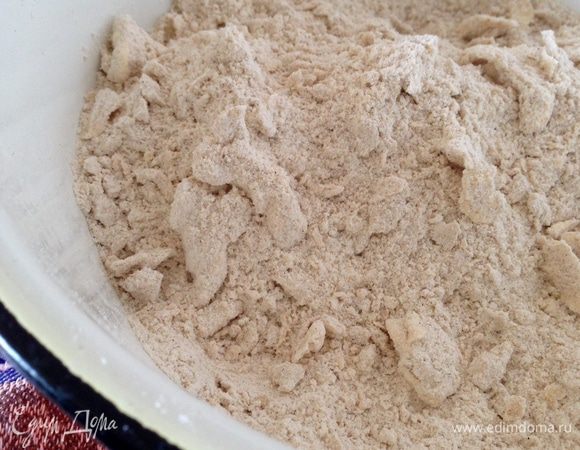 Муку смешать с солью, корицей, сахаром, содой и разрыхлителем. В муку добавить холодное масло, нарезанное кубиками и растереть до состояния крупной крошки.