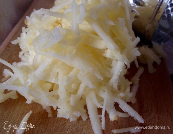 Яблоко помыть, очистить, натереть на крупной терке..