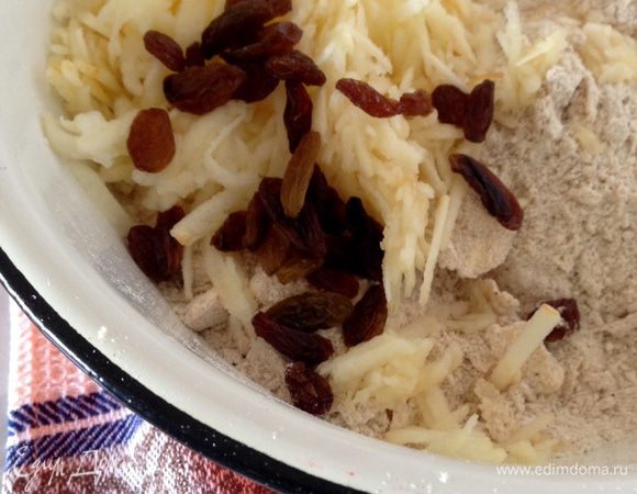 ...затем добавить вместе с изюмом к масляно-мучной смеси.