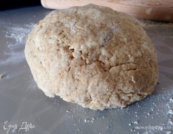 Добавить кефир (2-3 ст. л.) и ложкой быстро замесить тесто. Если тесто у вас получилось не совсем однородное и липкое — значит, все правильно сделали. Тесто долго не вымешивать иначе сконы будут твердые!!!
