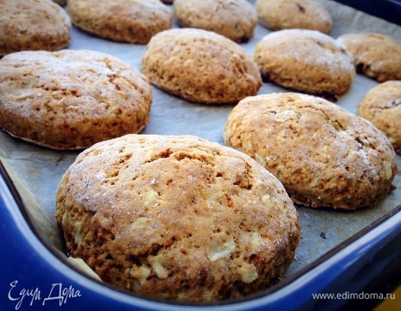 Положить сконы на противень застеленный бумагой для выпечки и выпекать при температуре 200°C 12-15 минут, до золотистого цвета.