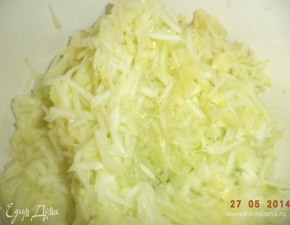 Кабачки очистить, натереть на крупной терке.                                               





