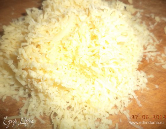 Зеленый лук и укроп мелко порубить.
Сыр натереть на средней терке.