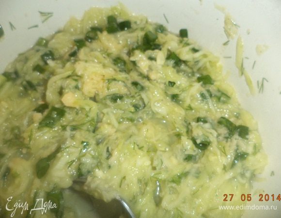 Натертые кабачки отжать, слить лишнюю жидкость. Добавить к кабачкам сыр, зеленый лук и укроп, измельченный чеснок, яйца, посолить, поперчить, тщательно перемешать.