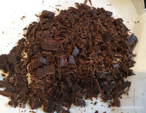 Духовку разогрейте до 180°С. Шоколад порубите.