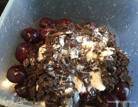 Вишню переберите, помойте, удалите косточки. Смешайте вишню, сахарную пудру и шоколад.