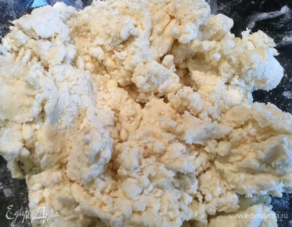 Сливочное масло порубите, смешайте с творогом и мукой, должна получится крошка.