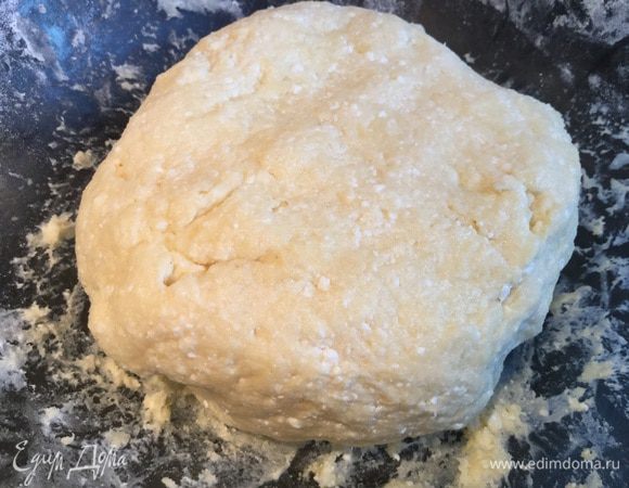 Добавьте яйцо и соль, замесите тесто.
