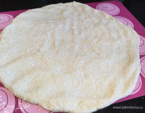 Раскатайте тесто на силиконовом коврике или бумаге для выпечки.