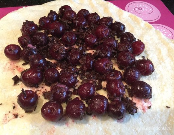 На середину выложите начинку.