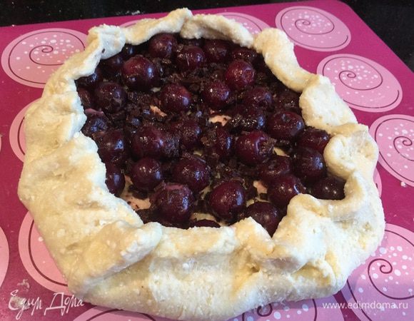 Сформируйте бортики. Выпекайте в духовке 25-30 минут до золотистого цвета.