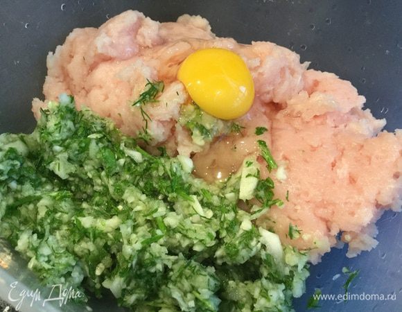 Кабачки почистите, вместе с зеленью и чесноком измельчите в блендере или кабачки натрите на мелкой терке, а зелень и чеснок порубите. 