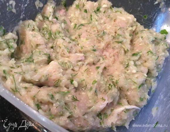 Смешайте с куриным фаршем и яйцом, посолите.