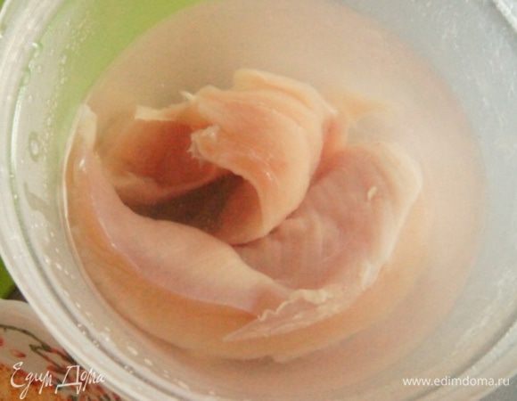 Можно конечно попробовать и с грудкой курицы, но у меня было филе, 2 штуки.
Готовим рассол: растворить соль в воде, поместить туда филе и оставить в холодильнике на 3 часа. После этого слить рассол и просушить филе  бумажным полотенцем. 