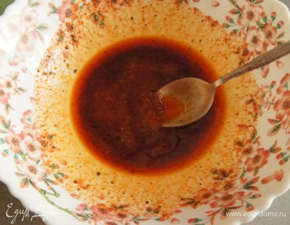 В миске смешать паприку, перец, мед и масло.
Натереть куриное филе получившейся смесью. Плотно обвязать филешки  толстой ниткой или шпагатом. 