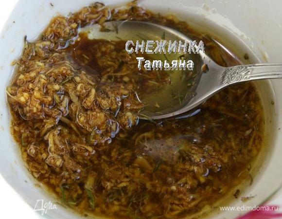 Приготовим маринад для мяса. Имбирь очищаем, натираем на мелкой терке (сырной). Сухие травки растираем ладошками. Добавляем смесь перцев (лучше свежемолотую), соевый соус, оливковое масло.