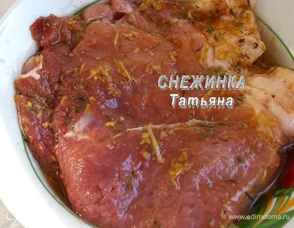 Порционные куски мяса слегка отбиваем. Натираем маринадом. Складываем вместе, закрываем пленкой, оставляем. Можно оставить мариноваться на ночь.