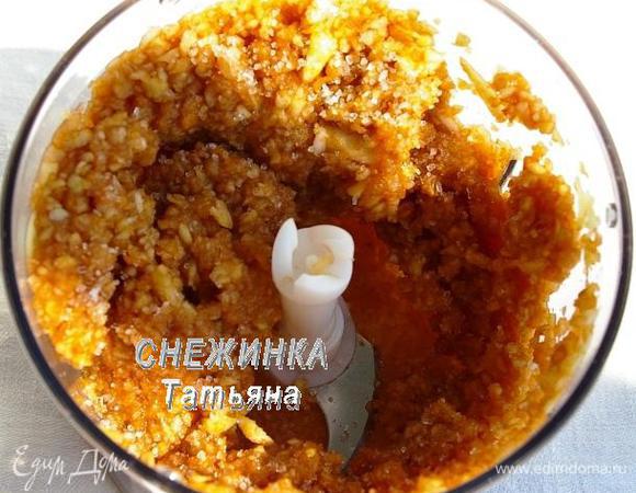 Для начинки яблоки очищаем от шкурки  и семенного гнезда, измельчаем при помощи процессора (можно натереть на мелкой терке). Добавляем сахар, если яблоки кислые.
