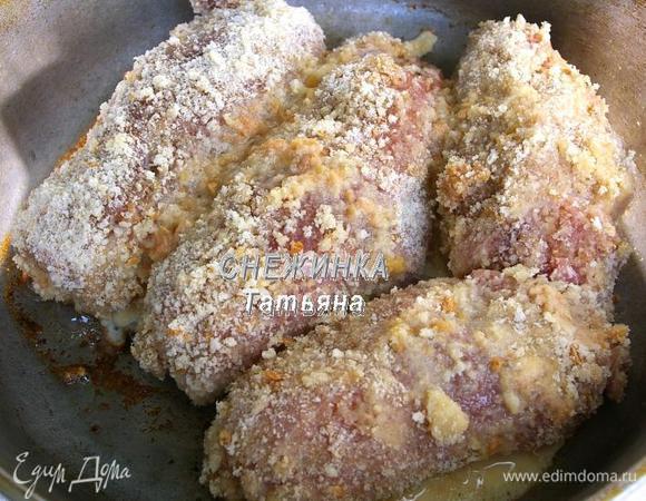 На кусок мяса кладем яблочное пюре, распределяя по всему куску. Небольшое количество пюре оставляем. Сворачиваем рулетиком. Если мясо с салком, то начинать сворачивать надо со стороны сала, чтобы все соки оставались внутри. Ничем закреплять не надо. В одной миске слегка взбиваем яйцо. В другую насыпаем панировочные сухари. Обваливаем каждый рулетик в яйце, затем в сухарях. Кладем на раскаленную сковороду с растительным маслом.