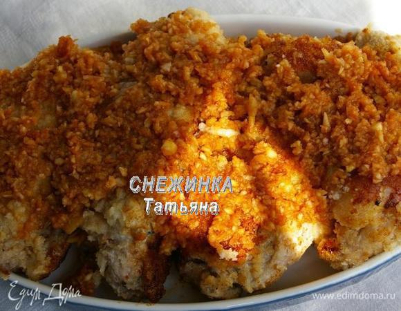 Обжариваем рулетики с двух сторон на сильном огне. Складываем их в форму, сверху выкладываем оставшееся пюре. Отправляем запекаться в разогретую до 190°С духовку, прикрыв фольгой на 20 минут, затем фольгу снимаем и запекаем еще 5-8 минут. 