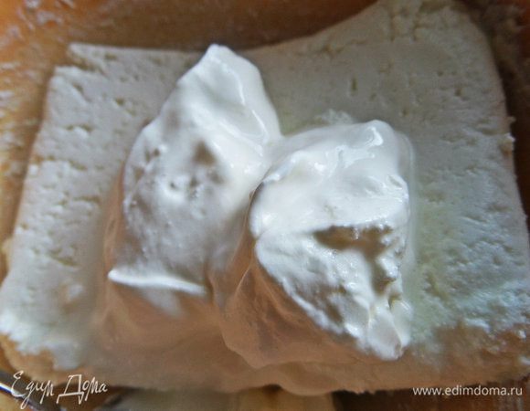 Берем пачку творога и смешиваем со сметаной.