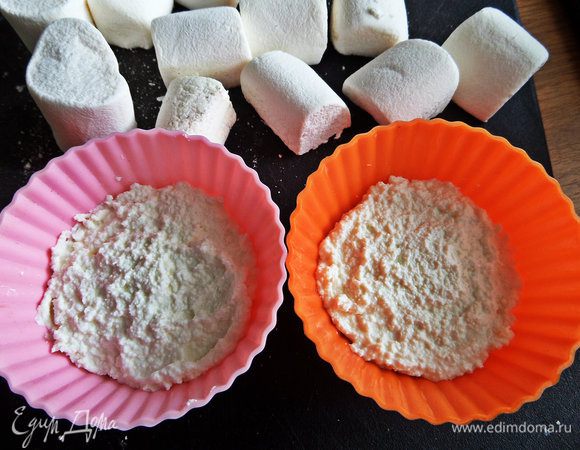 Смазываем слегка формочки силиконовые для кексов и утрамбовываем половину творожной массы.