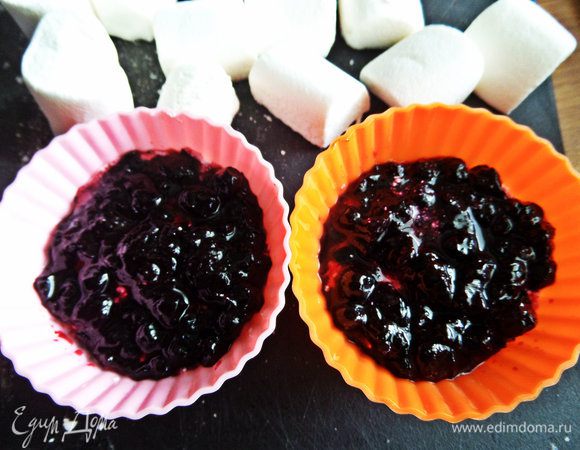 Далее слой любого варенья. У меня черничное.