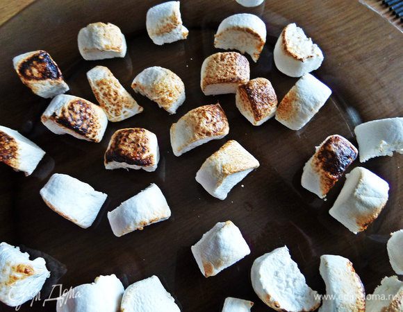 И обжигаем на тарелке кусочки зефира, только не на деревянной доске или столе! Также можно обжечь кусочки, наколов их на шпажку, над огнем на плите, что тоже сын часто делает для чаепития.