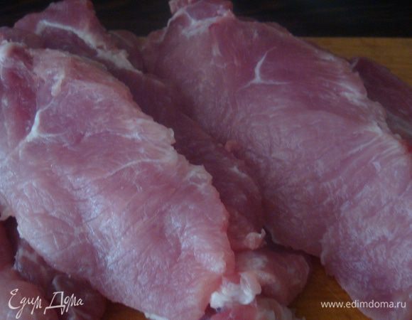  Нарезаем мясо толщиной 1 см.