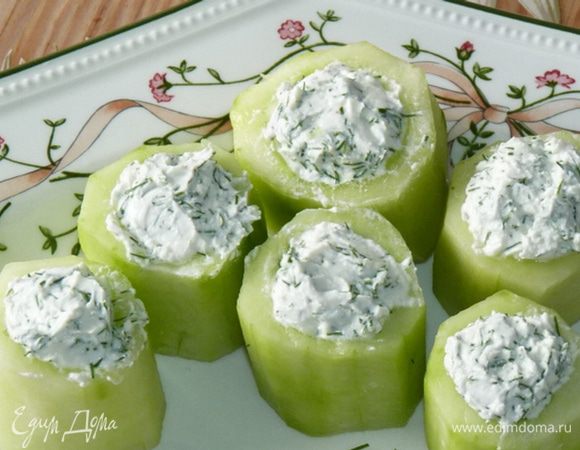 Нафаршировать огурцы.