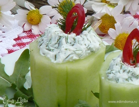 Перец нарезать наискось и воткнуть по средине в сыр.