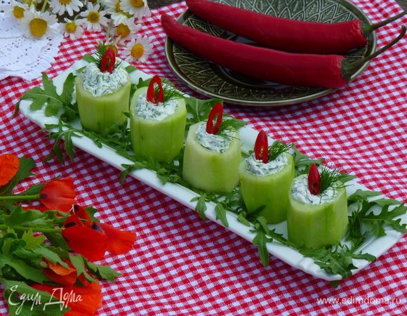 Украсить блюдо рукколой, выставить «свечи» , готово!!!