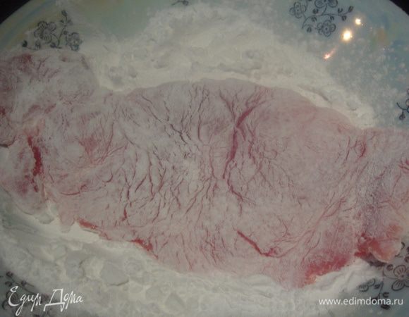 Каждый кусочек мяса обваливаем в крахмале.