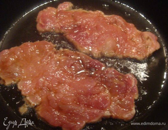 Обжариваем на масле по 2-3 минуты на не большом огне с обеих сторон.